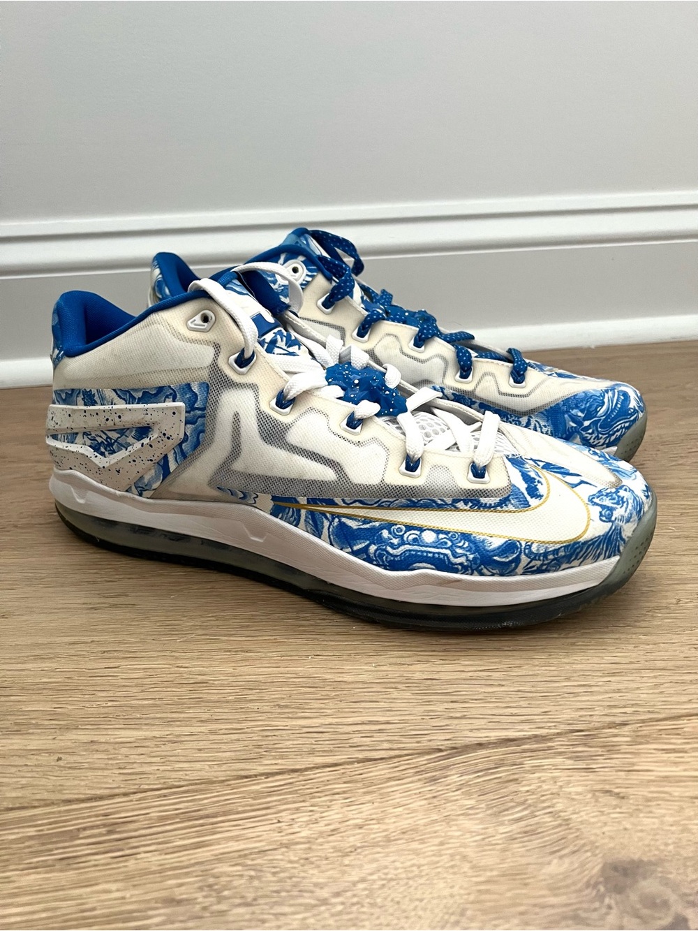 Nike LeBron XI 11 Low CH China White Blue Gold 683253-144 Men 11.5 Shoe No Box